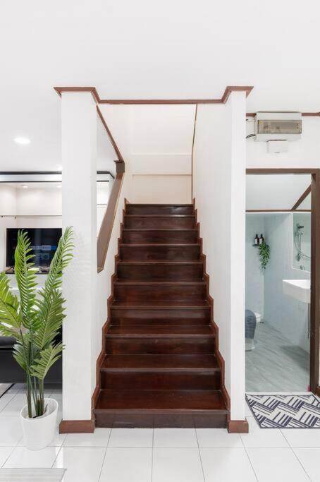Vila Miq Hk16 - 3br Huai Khwang Mrt With Pool Table Near Jodd Fair *