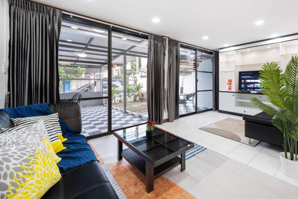 Vila Miq Hk16 - 3br Huai Khwang Mrt With Pool Table Near Jodd Fair Bangkok