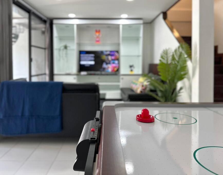 Miq Hk16 - 3br Huai Khwang Mrt With Pool Table Near Jodd Fair Bangkok