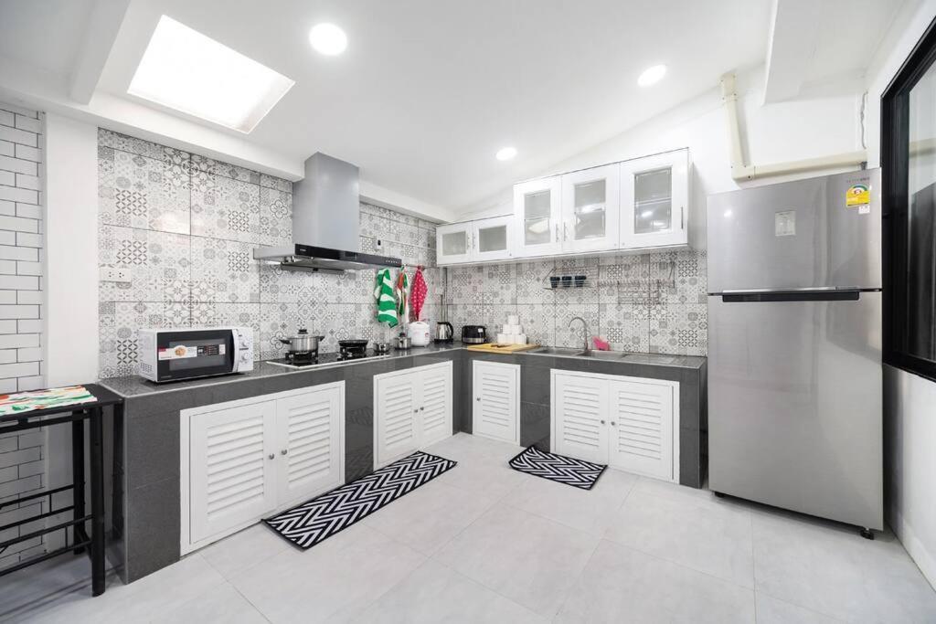Vila Miq Hk16 - 3br Huai Khwang Mrt With Pool Table Near Jodd Fair Bangkok