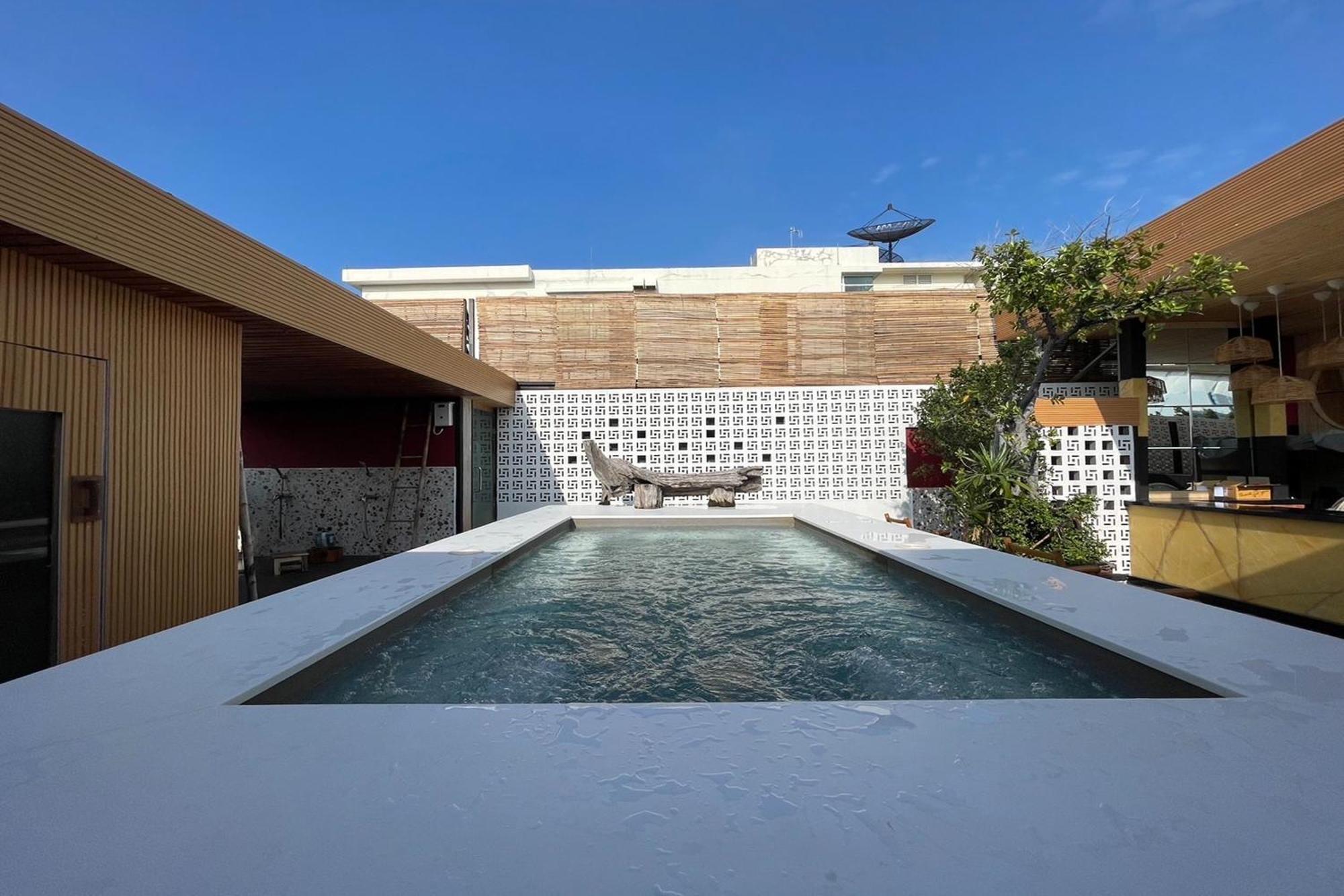 Blu Ari Stylish Gay Poshtel
