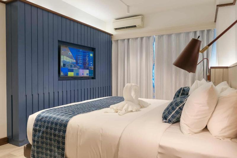 Amber Sukhumvit 85 Hotel 3*