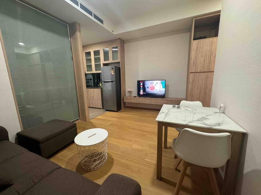 Siamese Exclusive Sukhumvit 42 One Bedroom High Floor Apartment *
