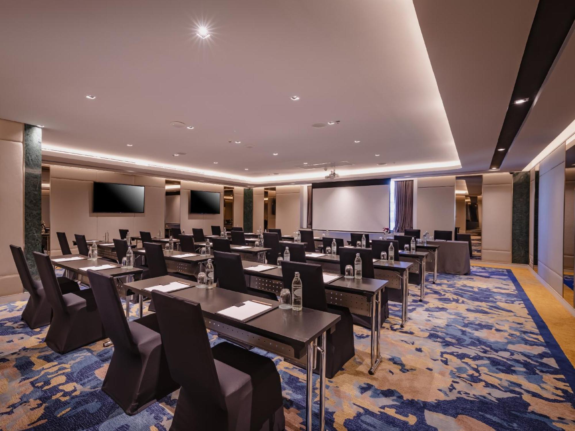 Aira Sukhumvit 11 Hotel