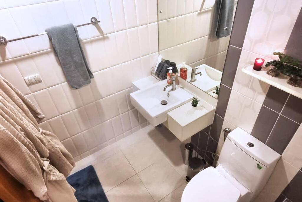 Lovely Cozy In Trendy Fun Neighborhood Apartment