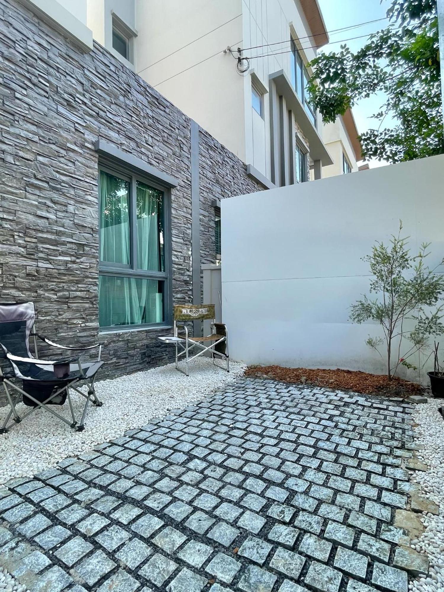 Holiday home Stylish2bd Pool&gym Near Airport *