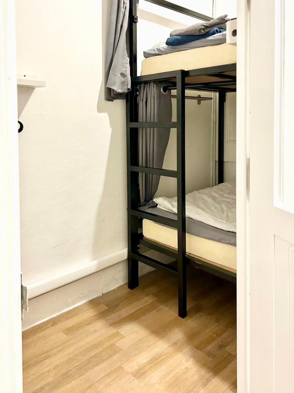 Hostel Sanookdee (adults Only) *