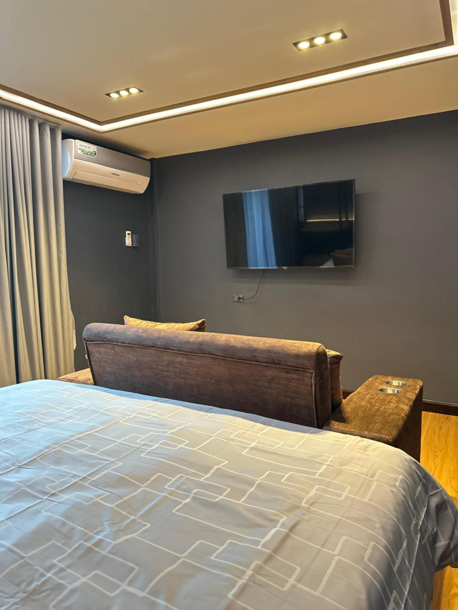 Li - For 2-3, Naradhiwas 4 * Bangkok