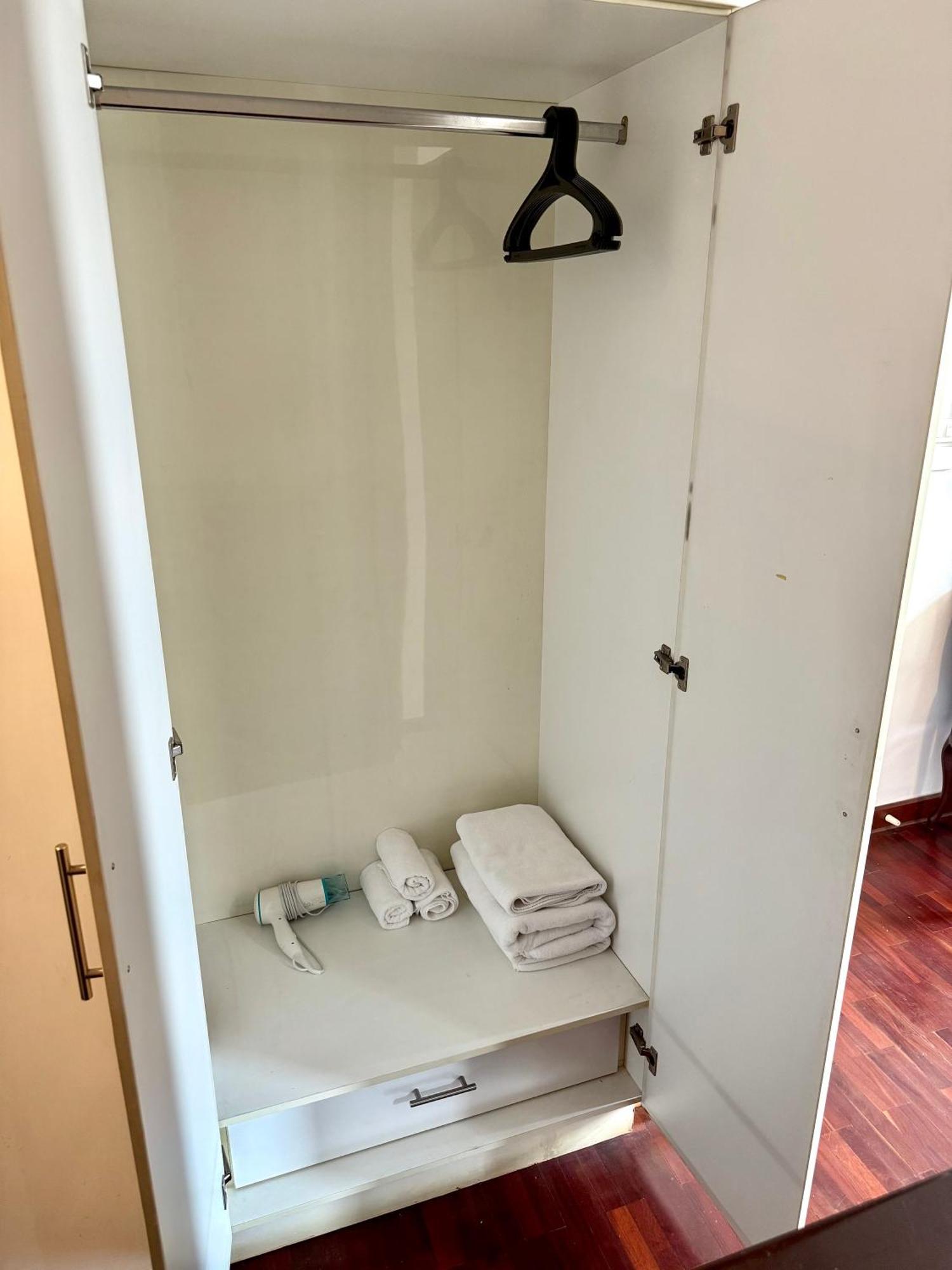 Apartemen Samsen Spacious 2br Contemporary Thai Style *