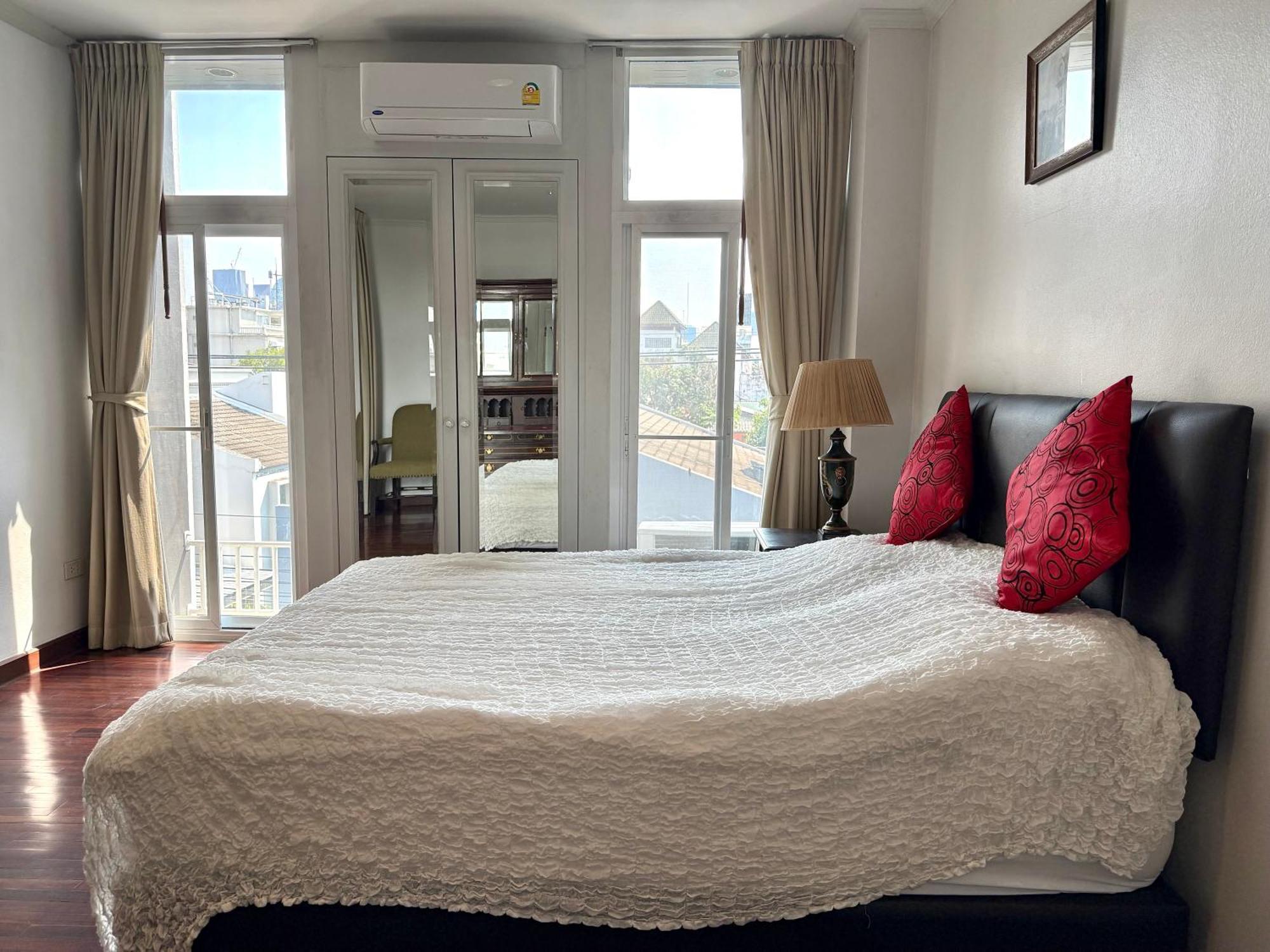 Apartemen Samsen Spacious 2br Contemporary Thai Style *