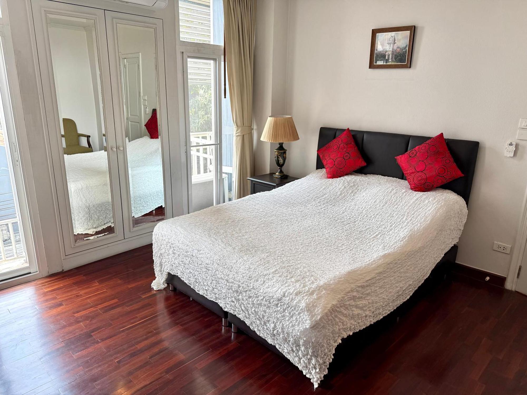 Samsen Spacious 2br Contemporary Thai Style