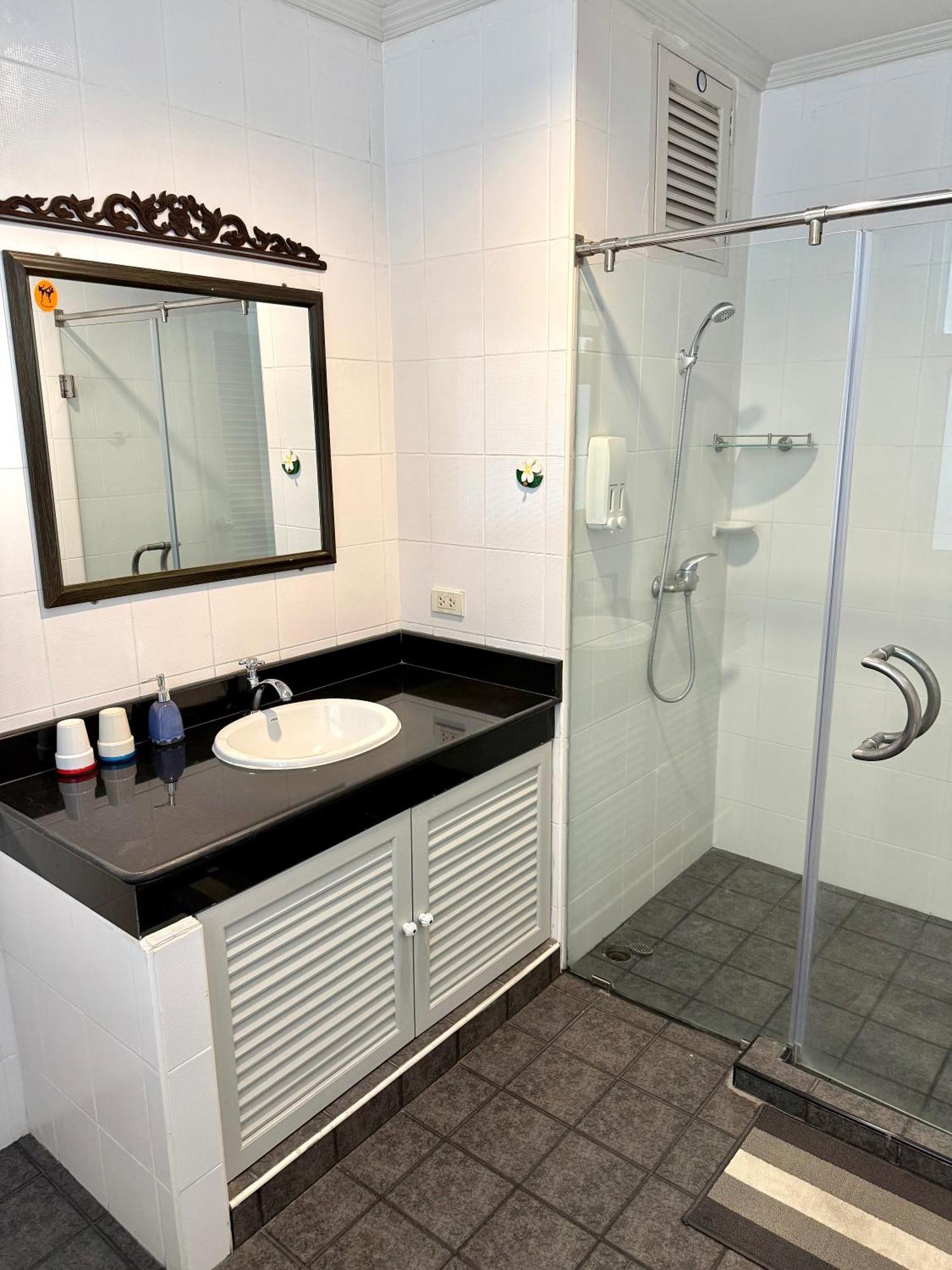 Samsen Spacious 2br Contemporary Thai Style Apartemen Bangkok