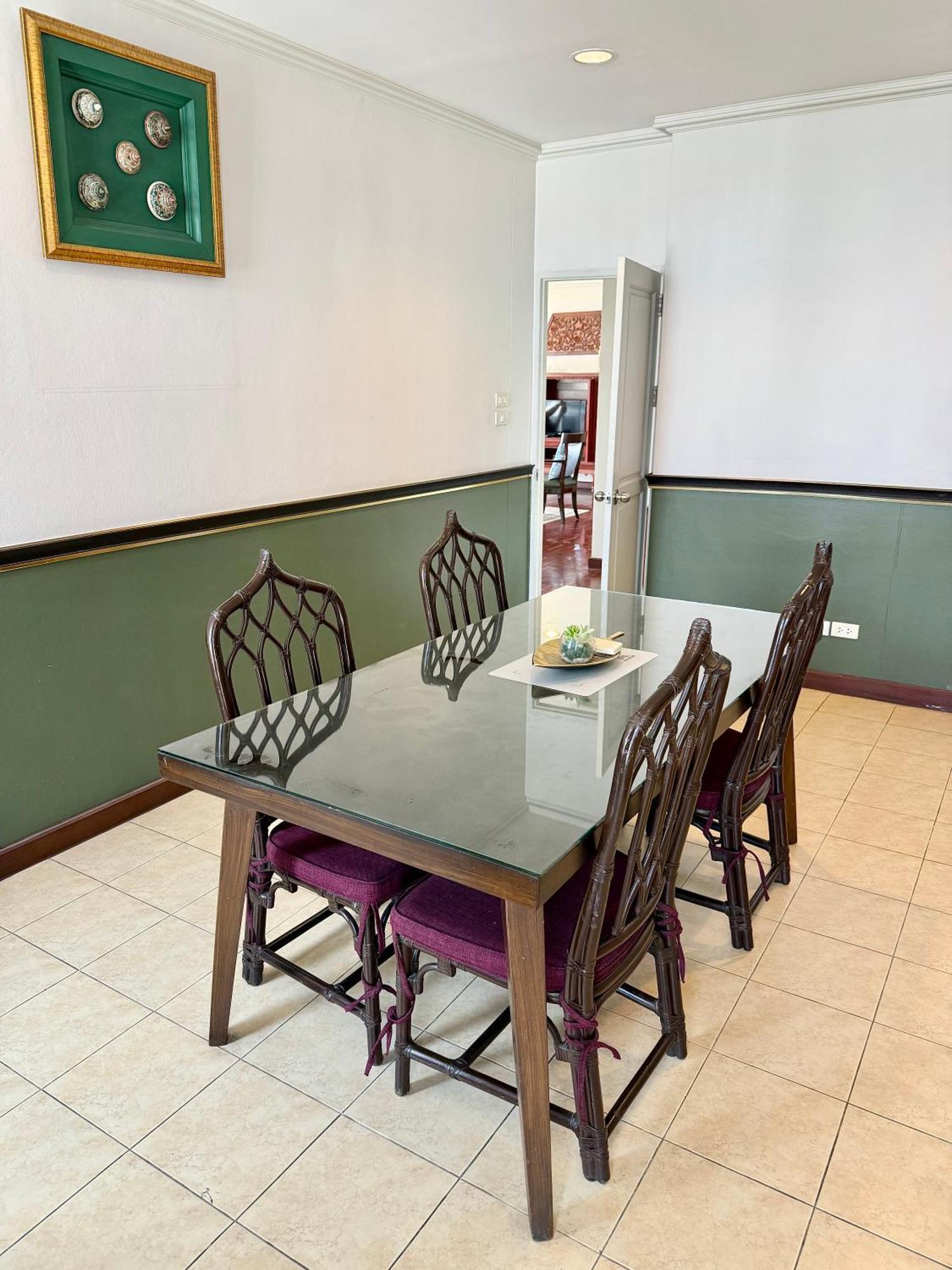 Samsen Spacious 2br Contemporary Thai Style Apartemen *