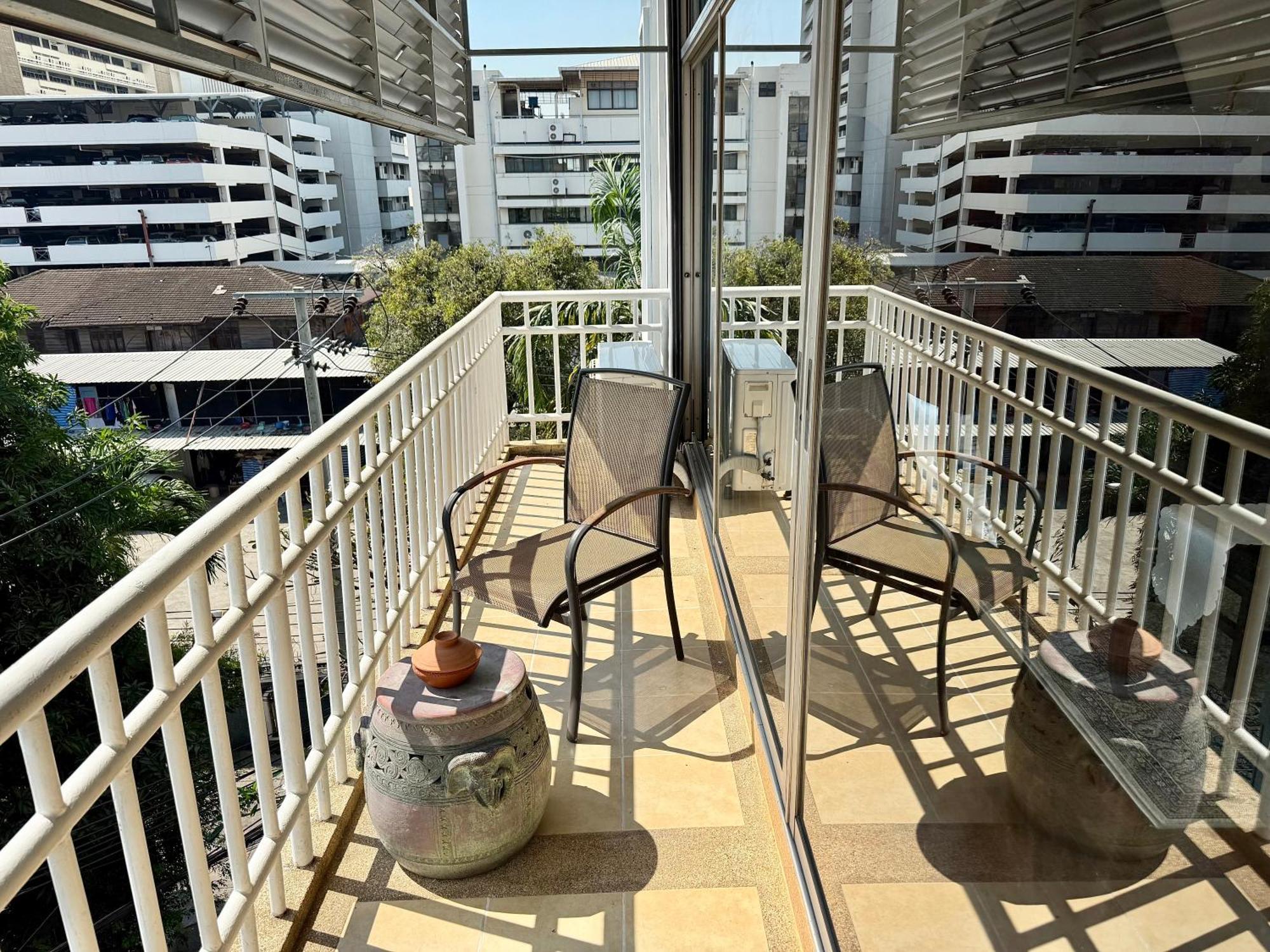 Apartemen Samsen Spacious 2br Contemporary Thai Style *