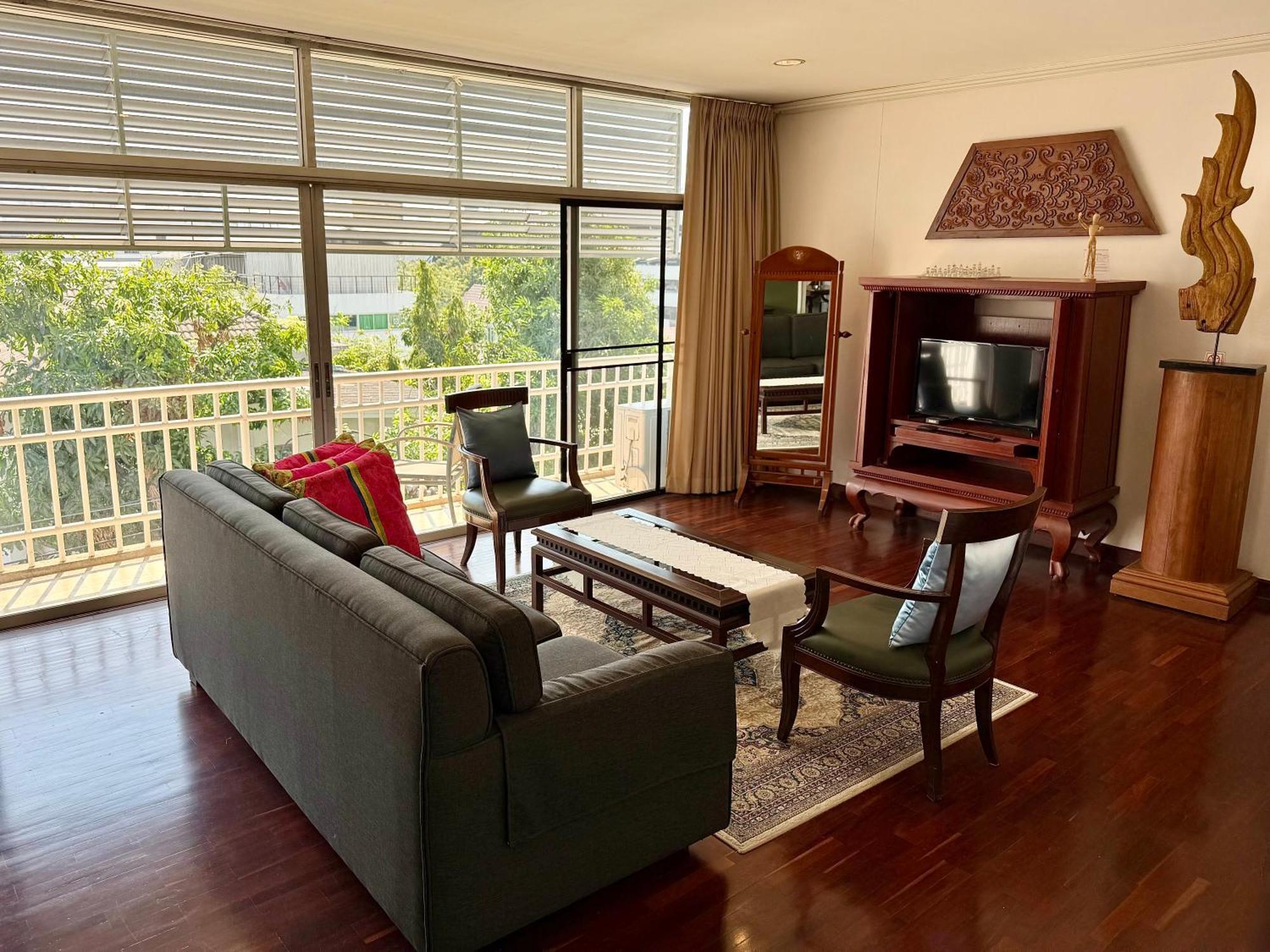 Apartemen Samsen Spacious 2br Contemporary Thai Style Bangkok