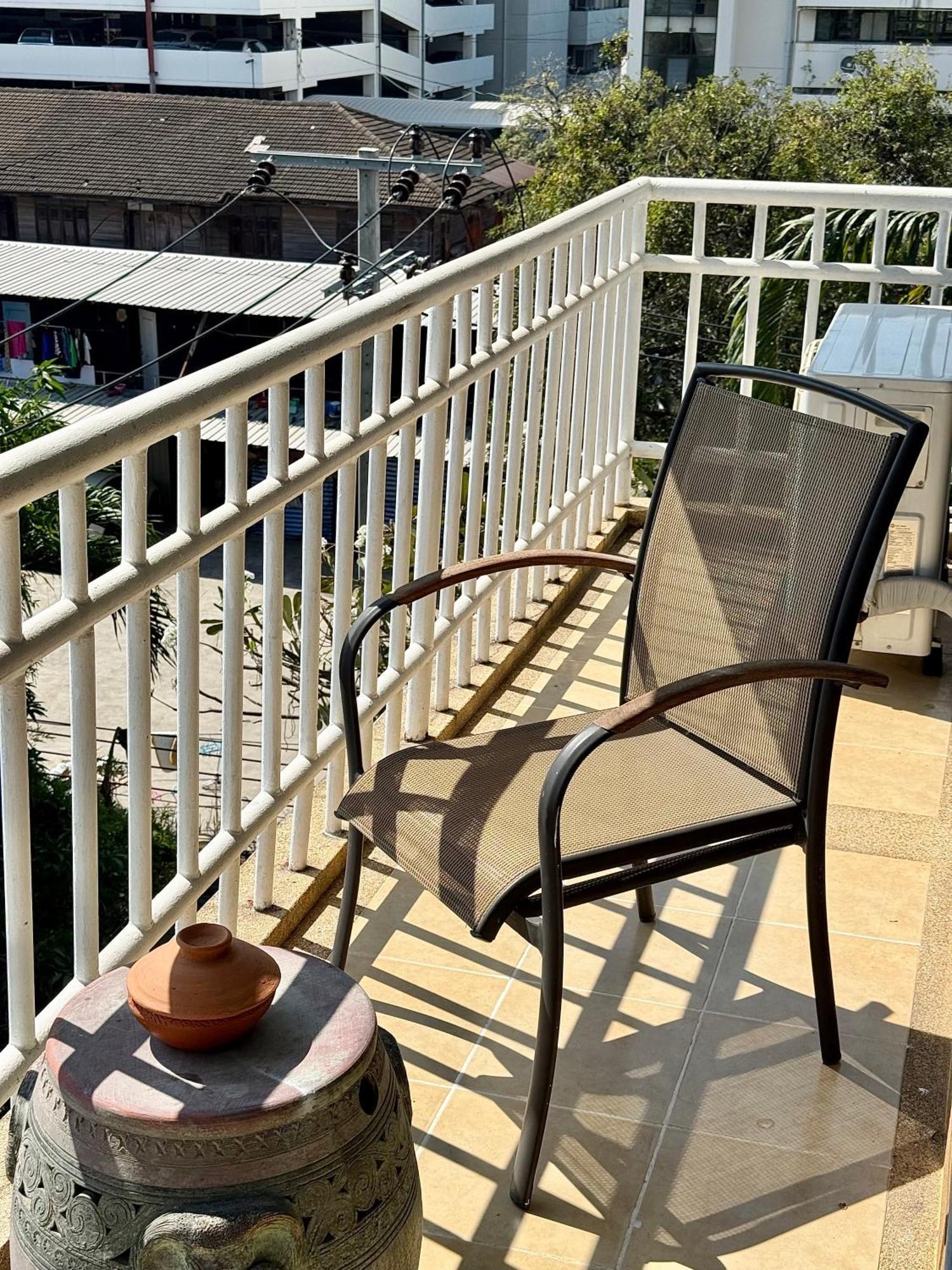 Samsen Spacious 2br Contemporary Thai Style Apartemen Bangkok