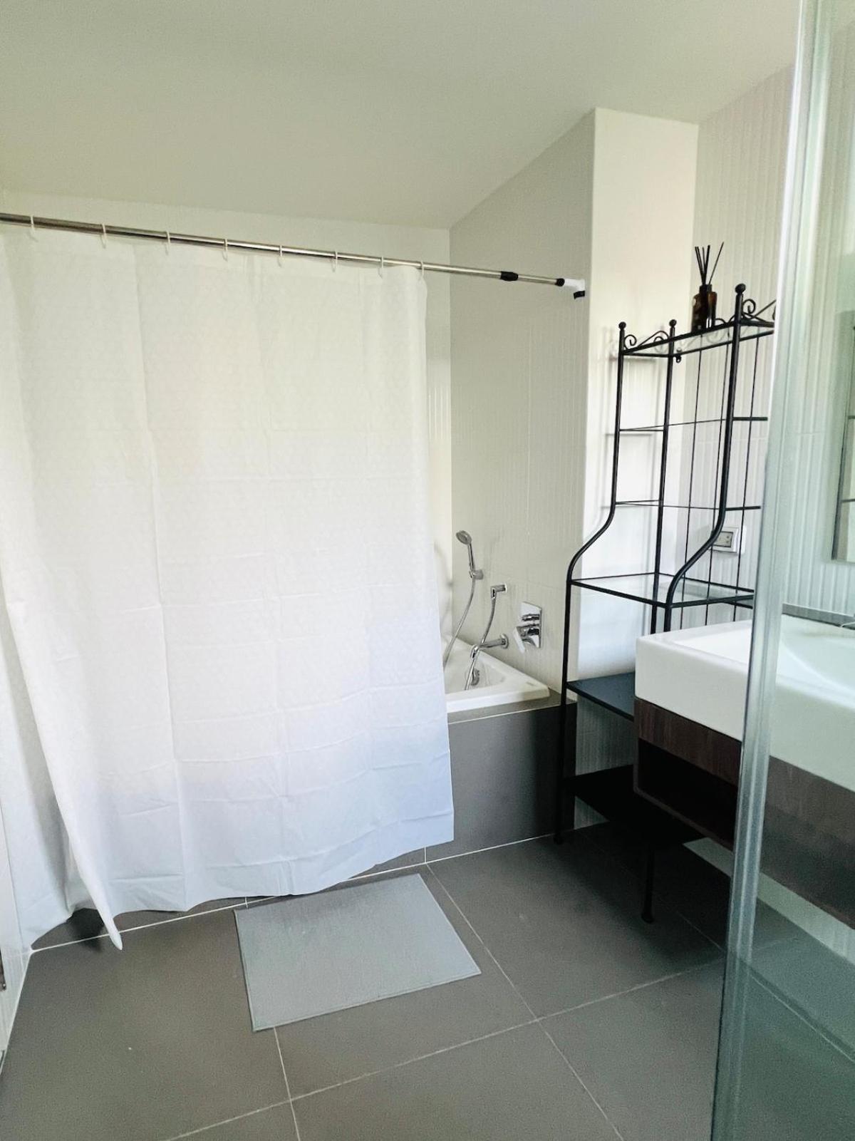 Holiday home Stylish2bd Pool&gym Near Airport