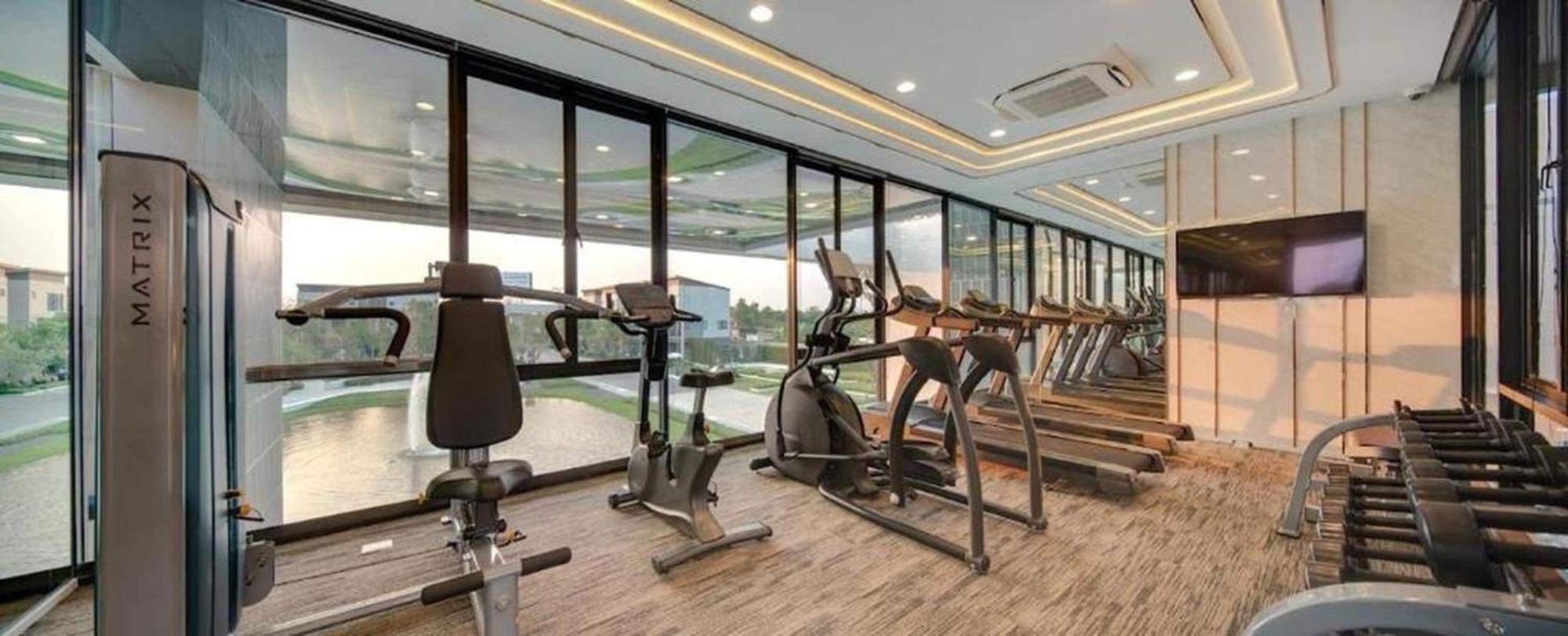 Stylish2bd Pool&gym Near Airport Holiday home *