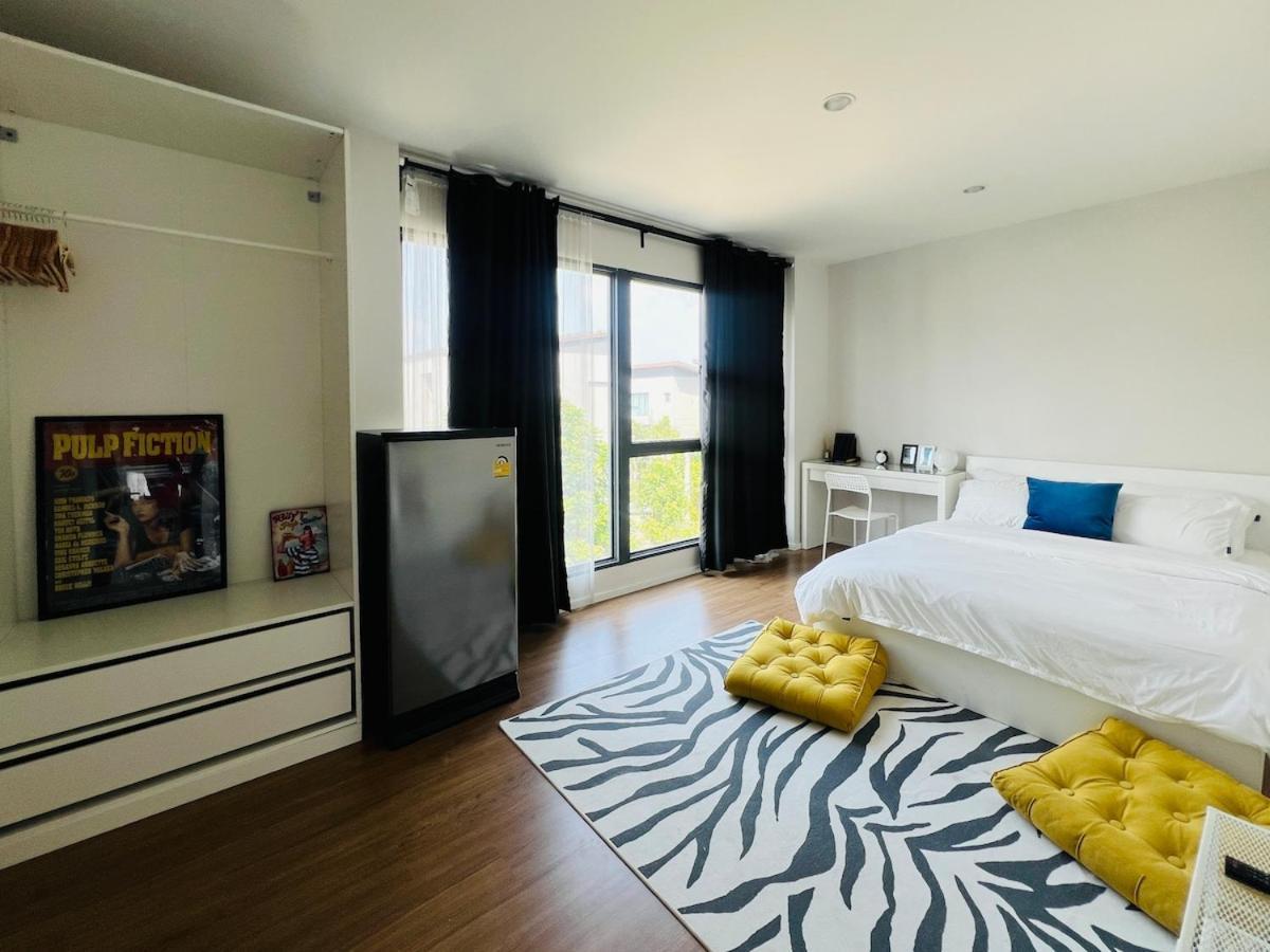 Stylish2bd Pool&gym Near Airport Holiday home