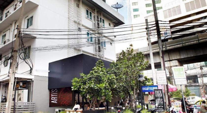 White House Asoke Sukhumvit 18 Hotel