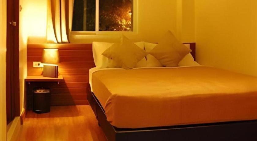 White House Asoke Sukhumvit 18 Hotel 3*