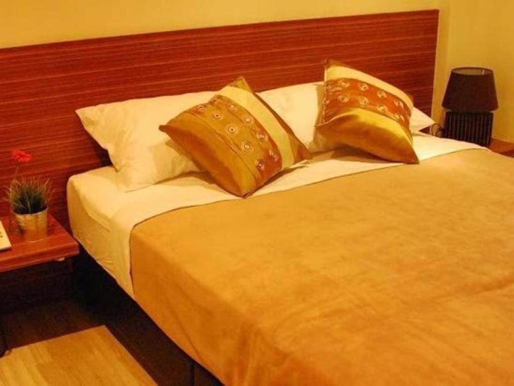 White House Asoke Sukhumvit 18 3*
