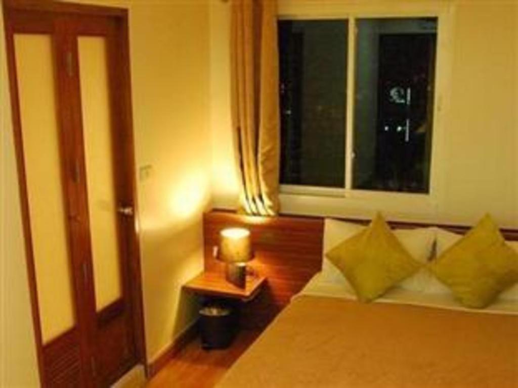 White House Asoke Sukhumvit 18 Bangkok