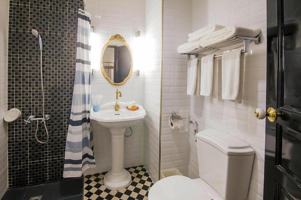 Hotel First House