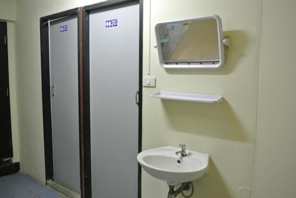 Hostel Q6 At 6 *