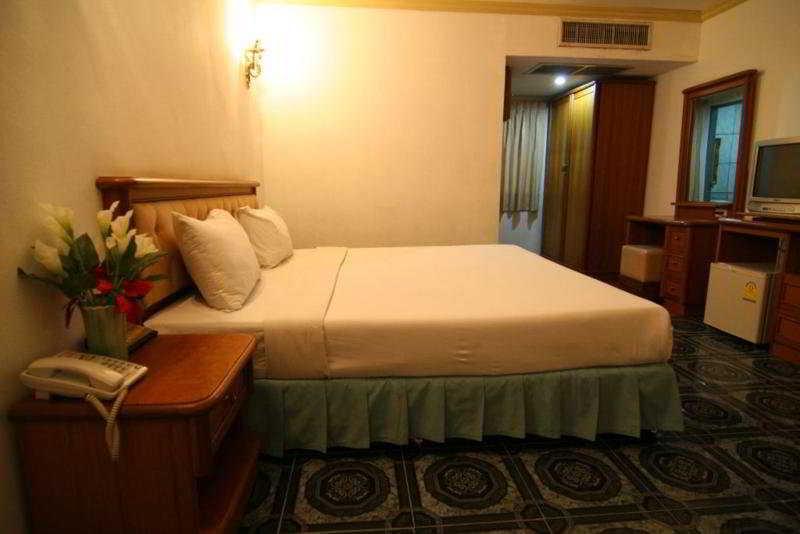 13 Coins Yotin Patana Aparthotel