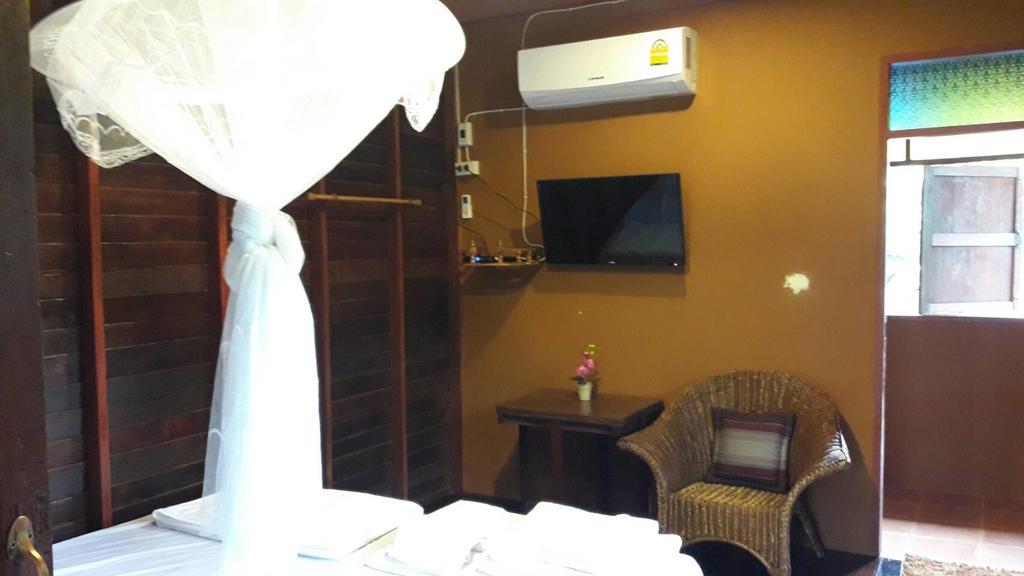 Fahsai Antique Homestay Near Brt Homestay
