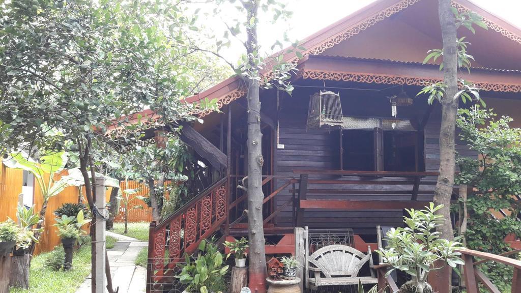 Homestay Fahsai Antique Homestay Near Brt