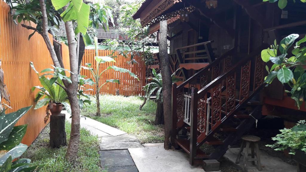 Fahsai Antique Homestay Near Brt