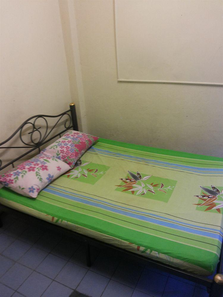 Q6 At 6 Hostel