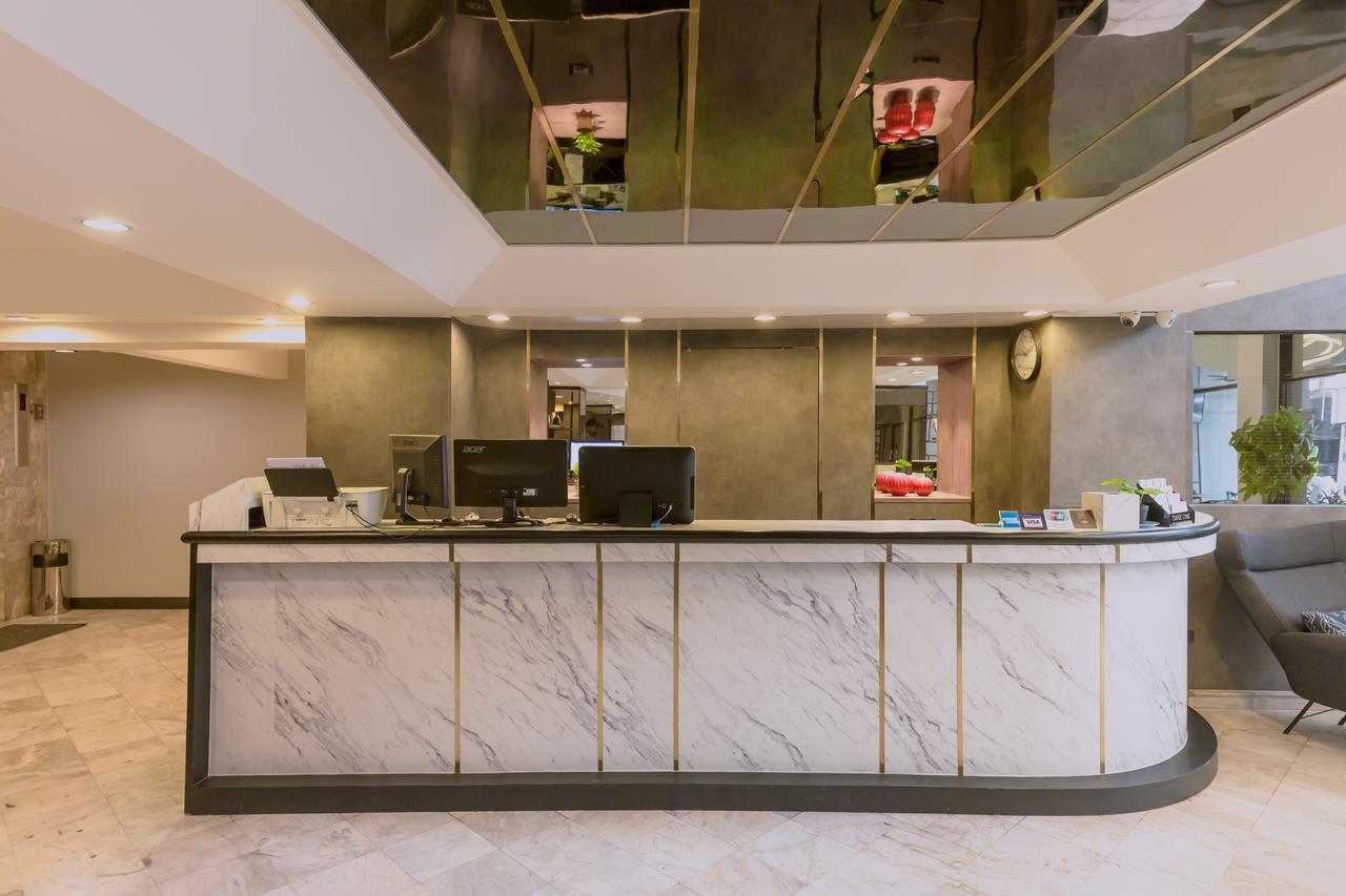 Maxim's Hotel