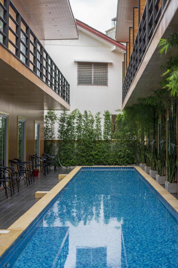 V - Mrt Huai Khwang Hotel