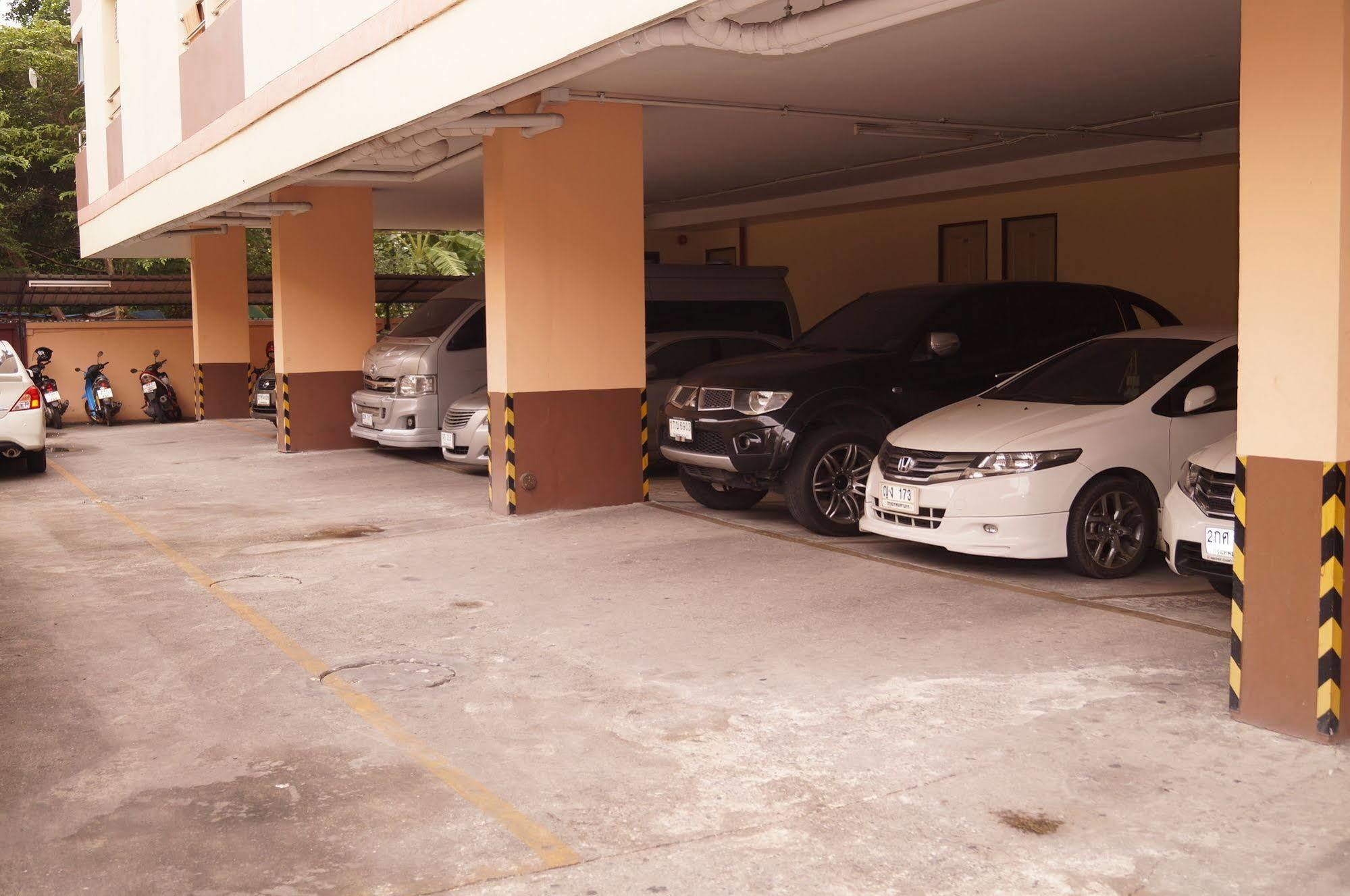 Zen Ramkhamhaeng Mansion Penginapan