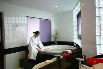 Seven Place Executive Residences Aparthotel Bangkok