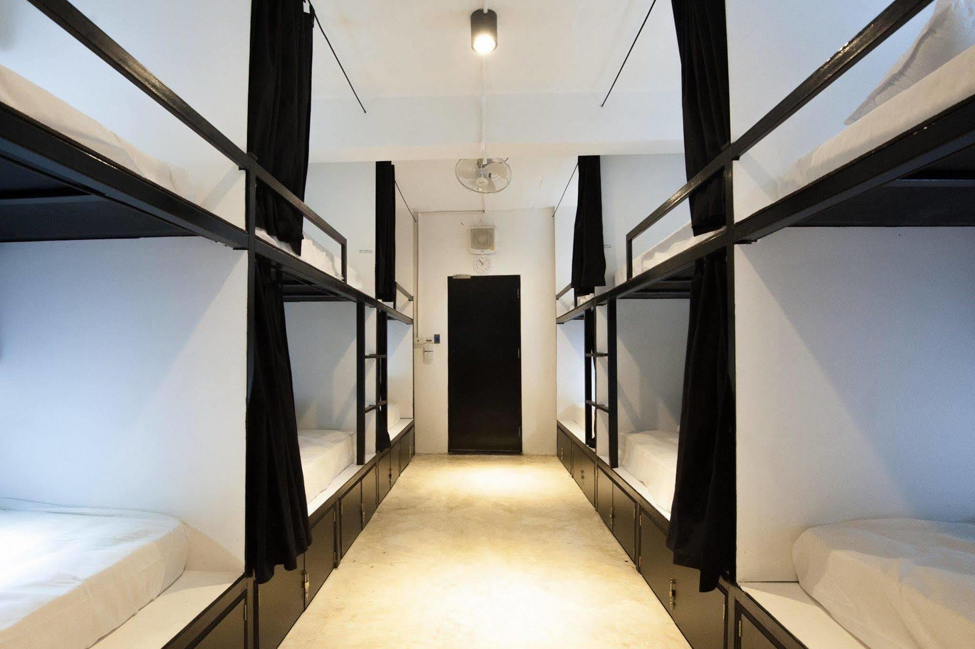 Seek Sleep Albergue *