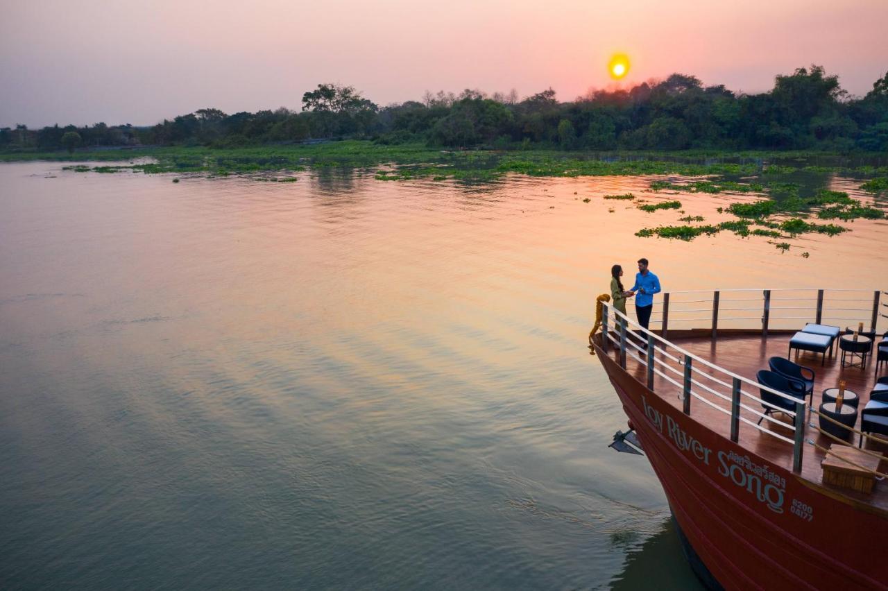 Loy Pela Voyages Botel *