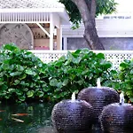 Feung Nakorn Balcony Rooms And Cafe