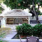 Feung Nakorn Balcony Rooms And Cafe