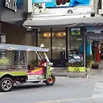 White House Asoke Sukhumvit 18