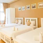 Feung Nakorn Balcony Rooms And Cafe