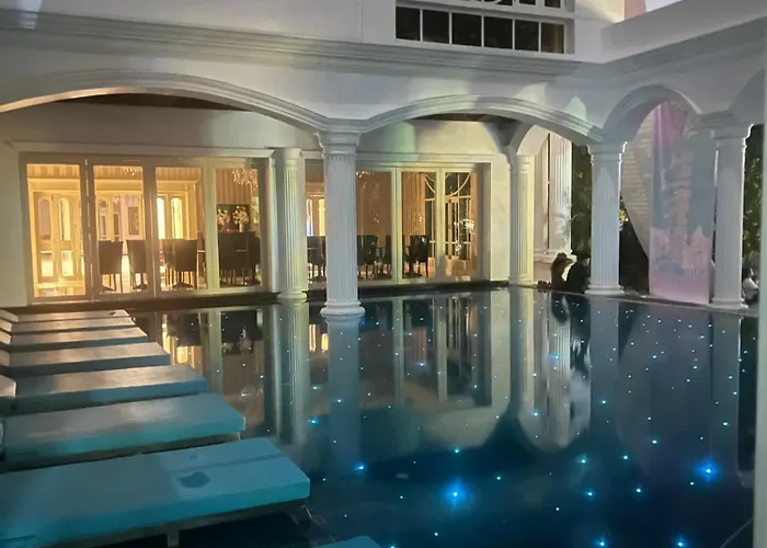 V20 Boutique Jacuzzi Hotel