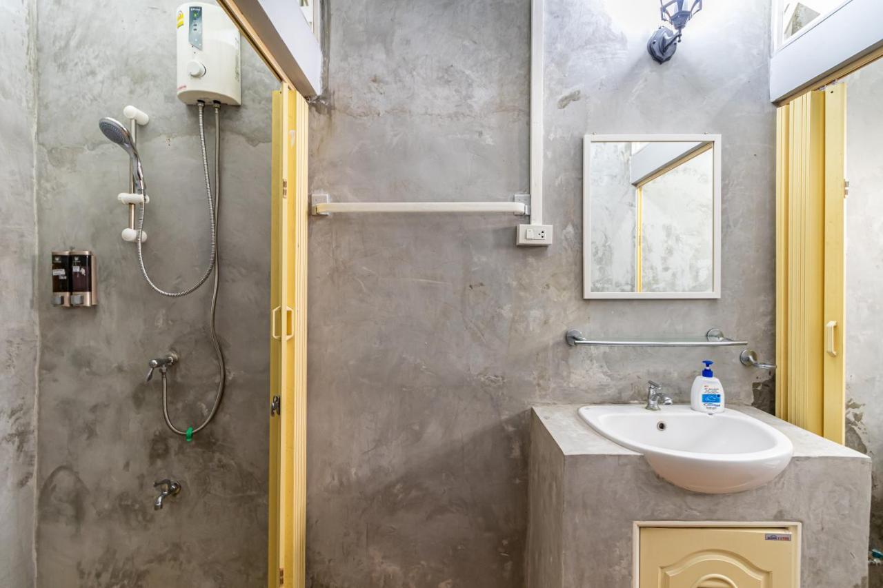 Hostel Snoozzze ใกล้รถไฟฟ้า ย่านบางรัก (adults Only)
