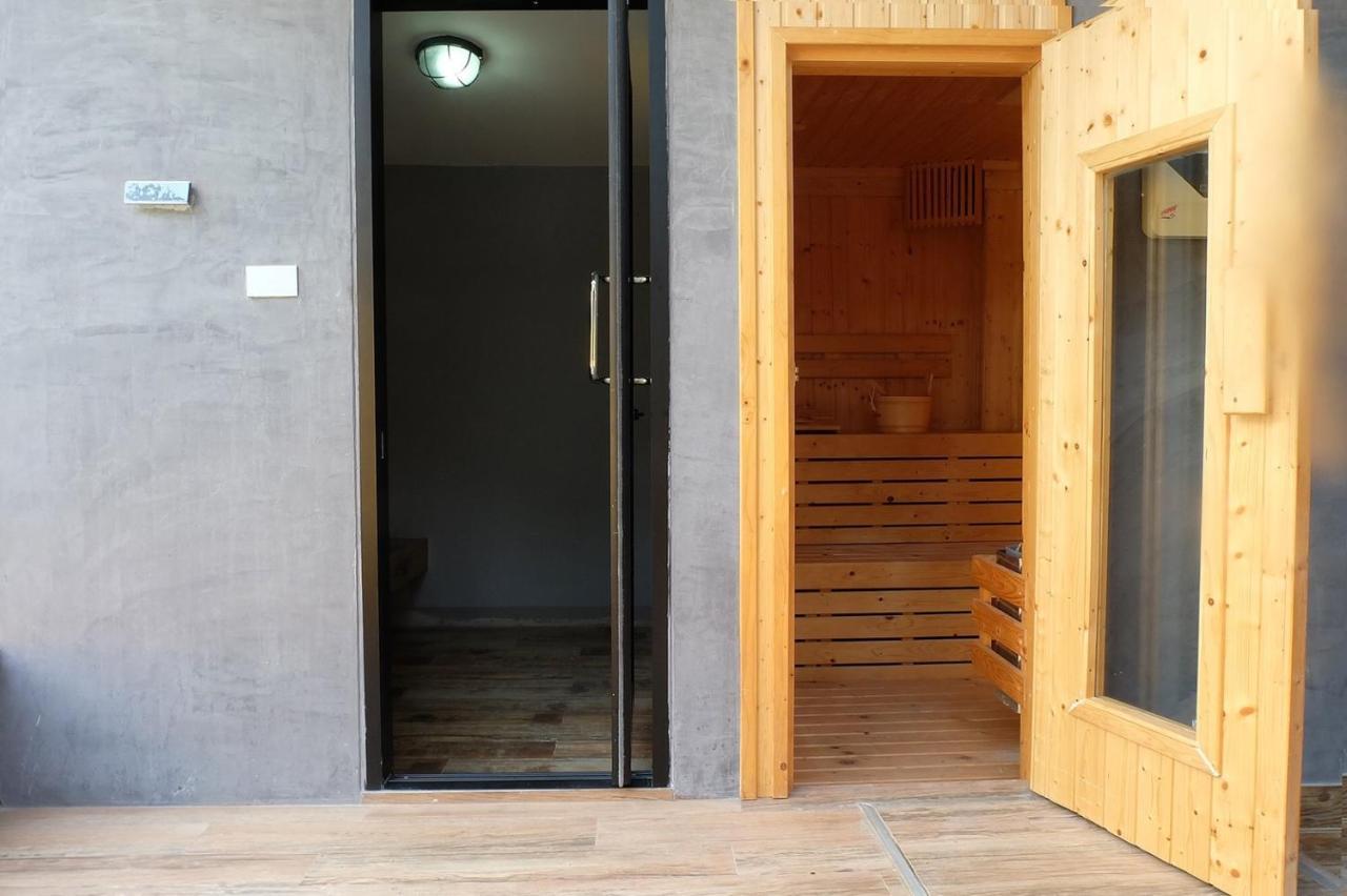 V20 Boutique Jacuzzi Hotel