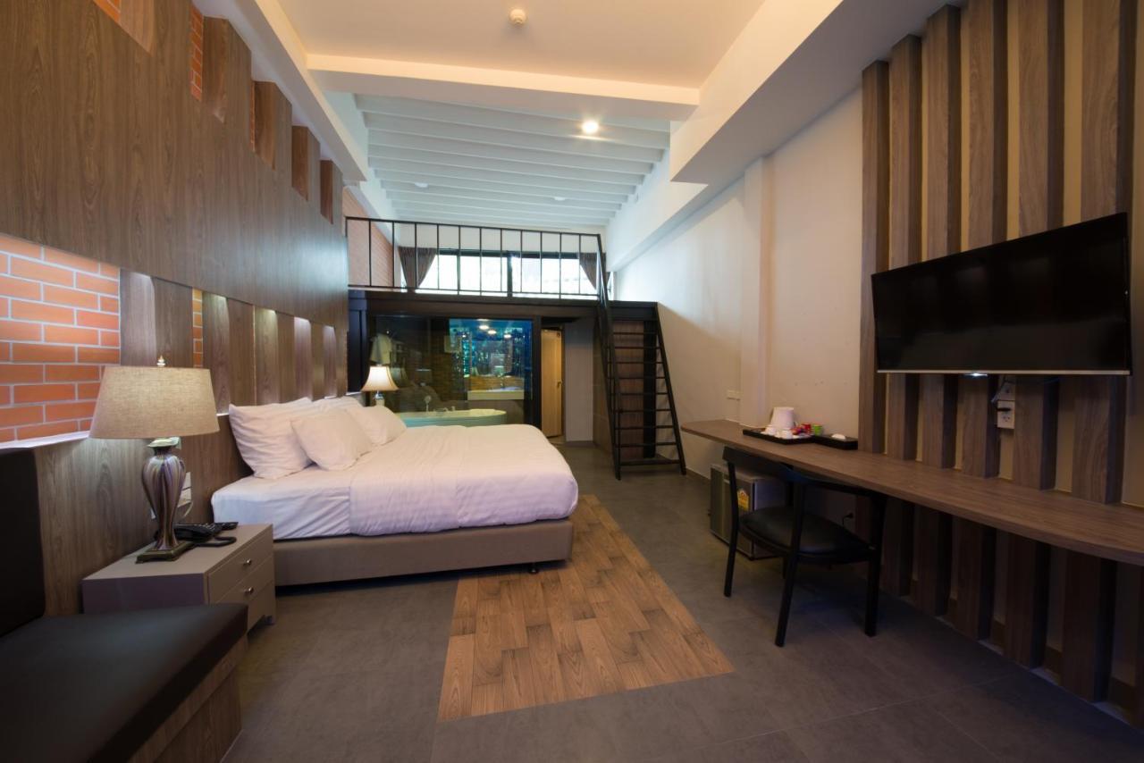 Hotel V20 Boutique Jacuzzi 4*