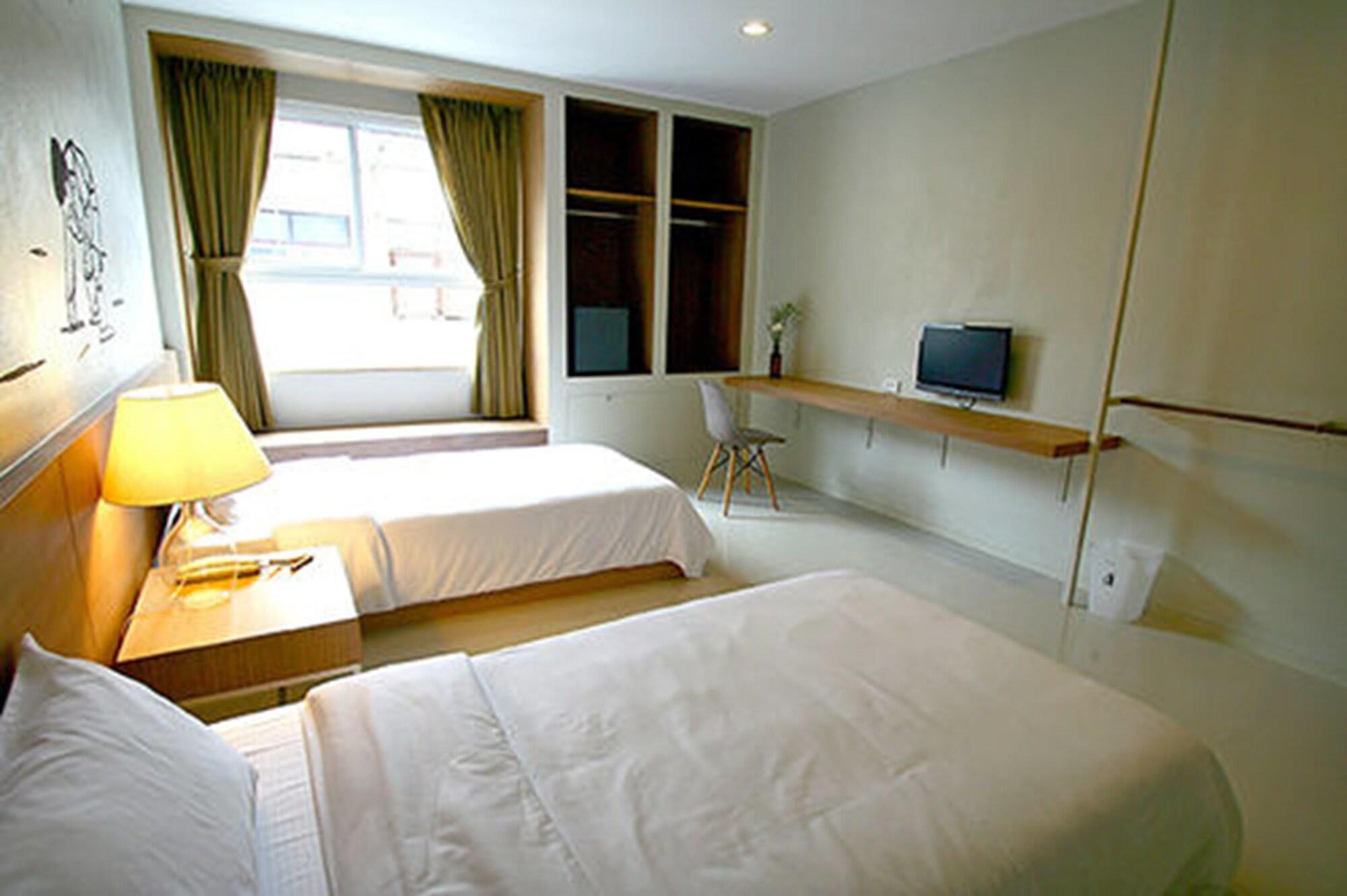 Hostel Chern *