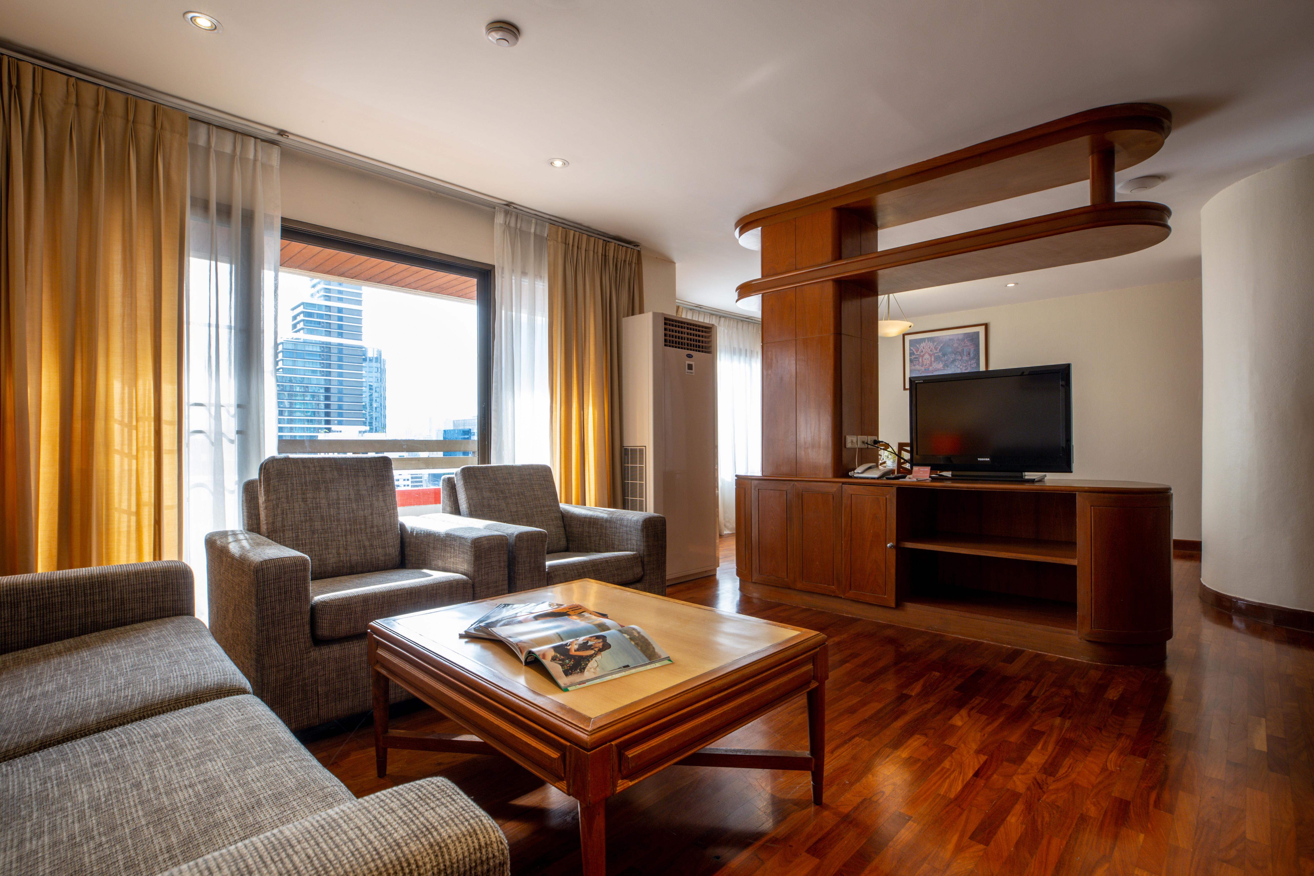 Bandara Silom, Hotel